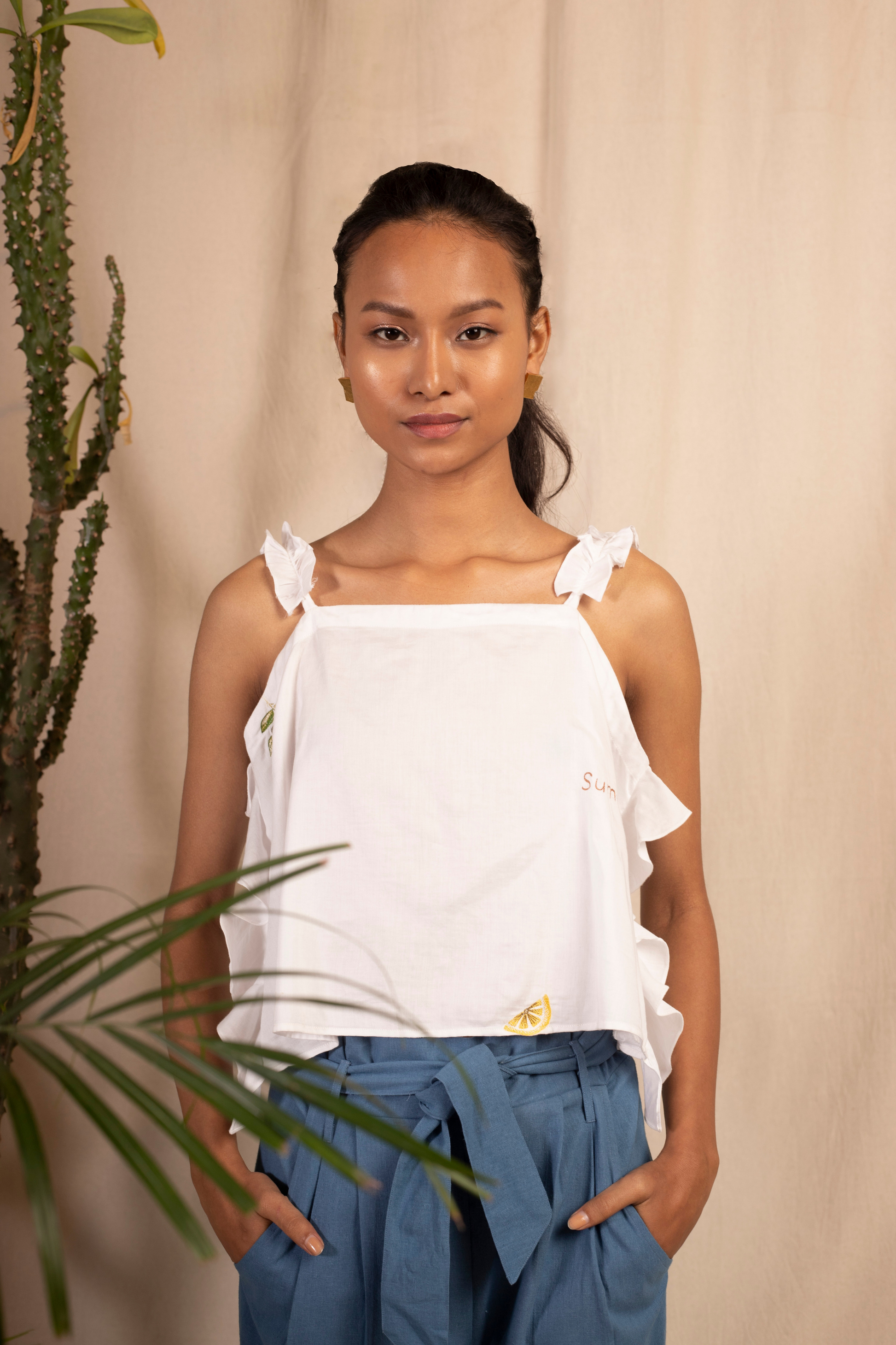 Sui | FIORI embroidered organic cotton casual top with ruffled shoulder straps from Granita Summer Collection 2019