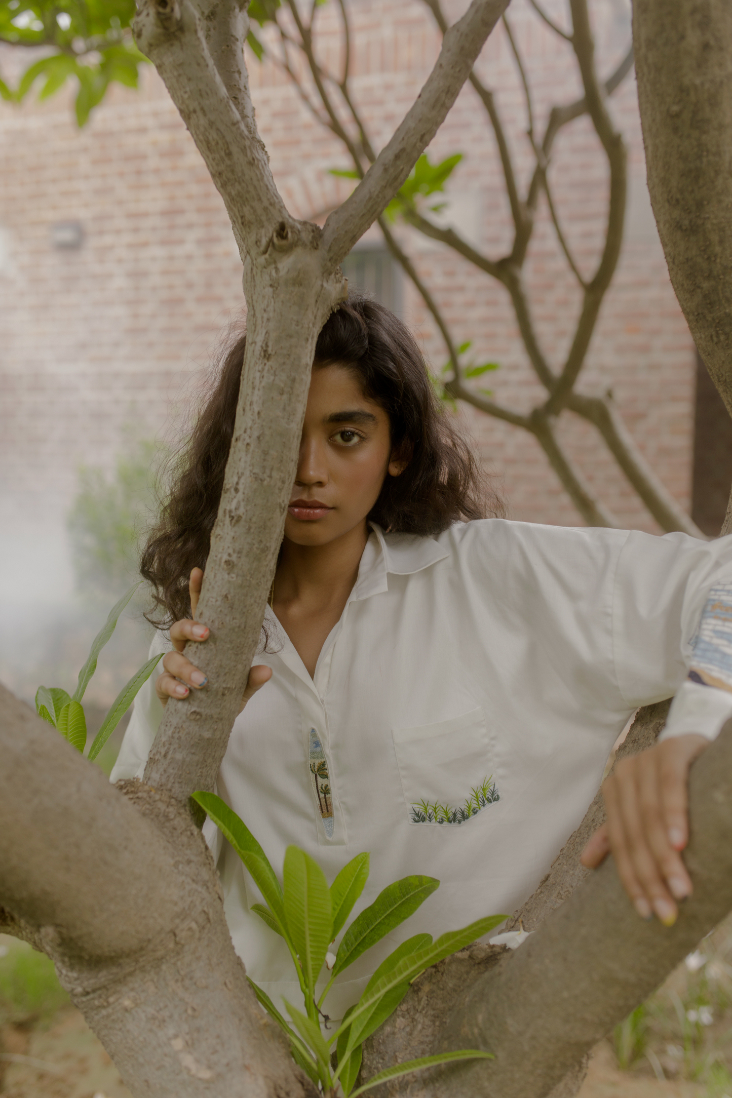 Sui | THE BAY hand-embroidered organic cotton crop shirt from Flow Winter Collection 2019