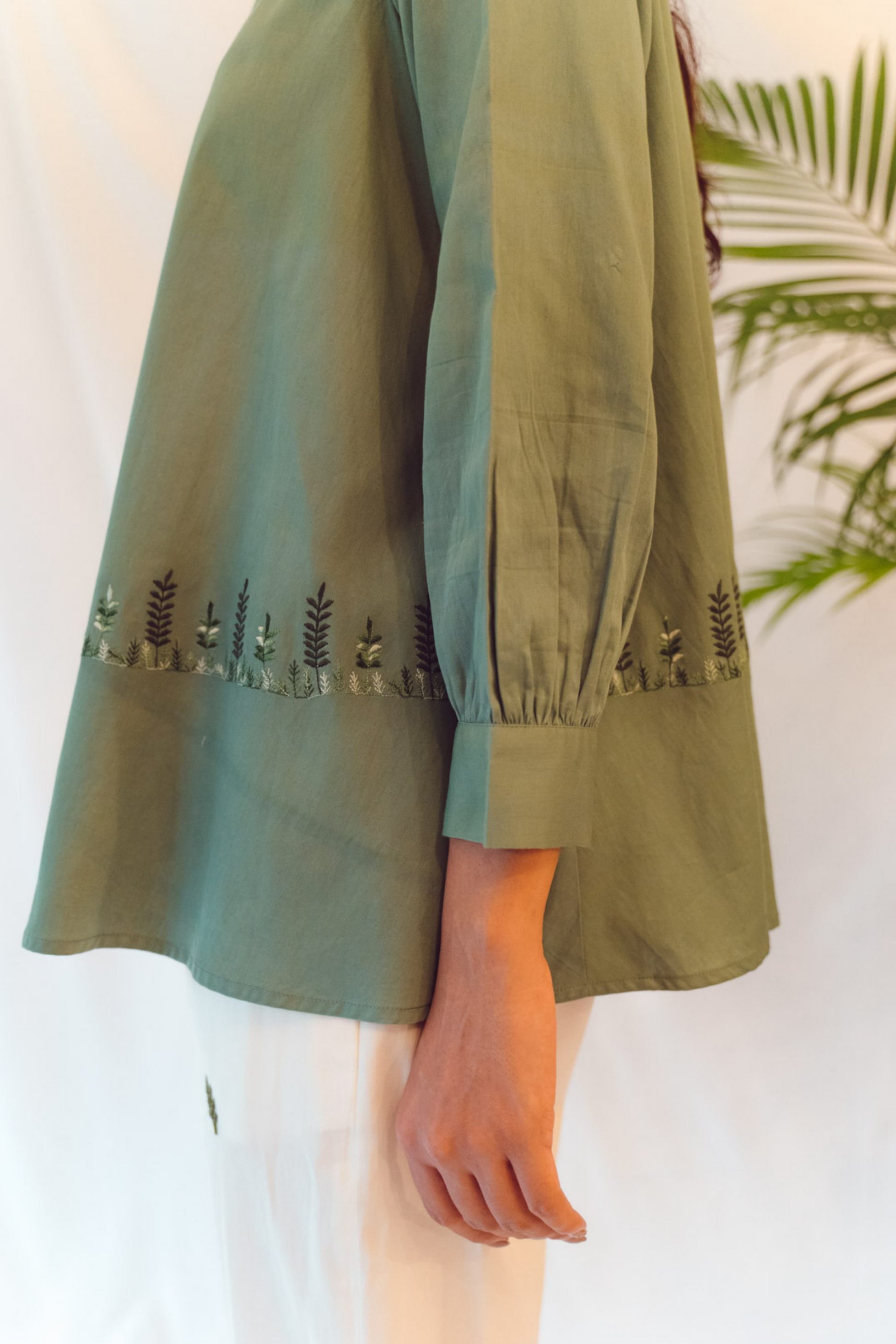 Sui | THE BAYSIDE embroidered, herbal-dyed classic oversized organic cotton shirt from Flow Winter Collection 2019