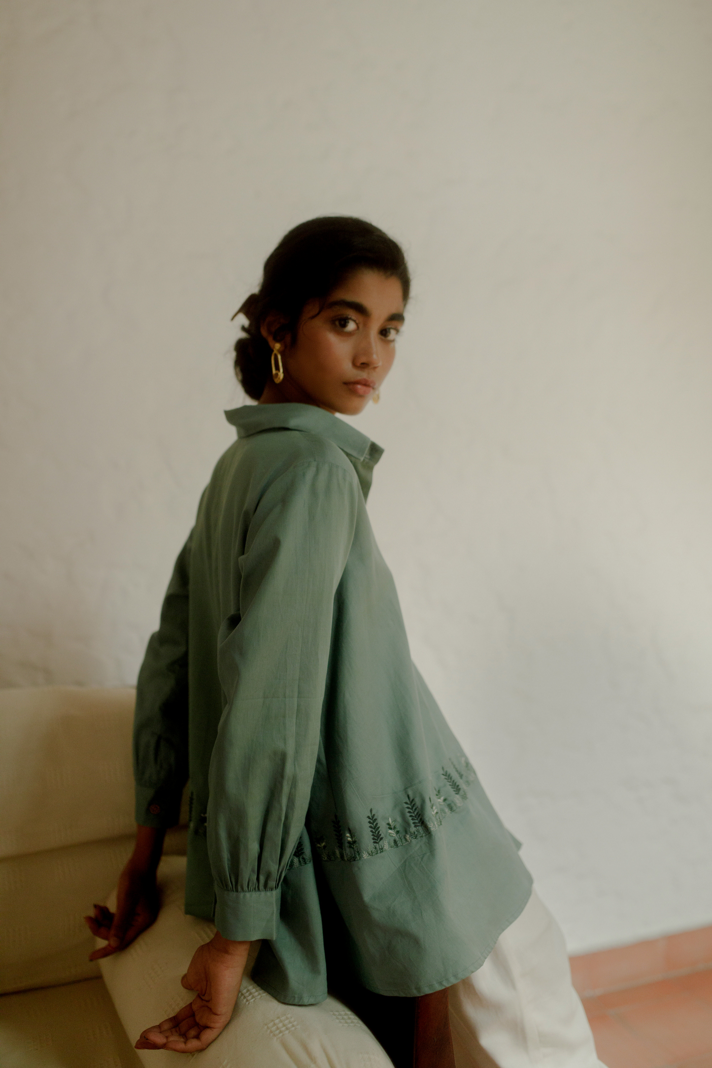 Sui | THE BAYSIDE embroidered, herbal-dyed classic oversized organic cotton shirt from Flow Winter Collection 2019